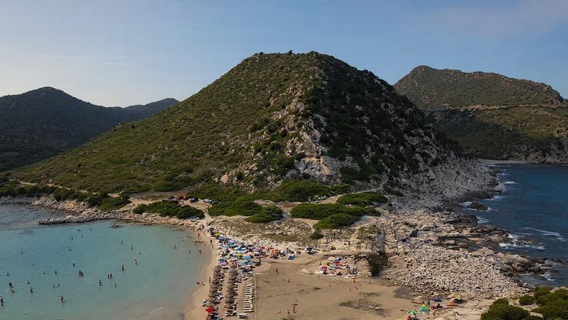 Praia italiana proíbe guarda-sóis, gerando polêmica entre visitantes