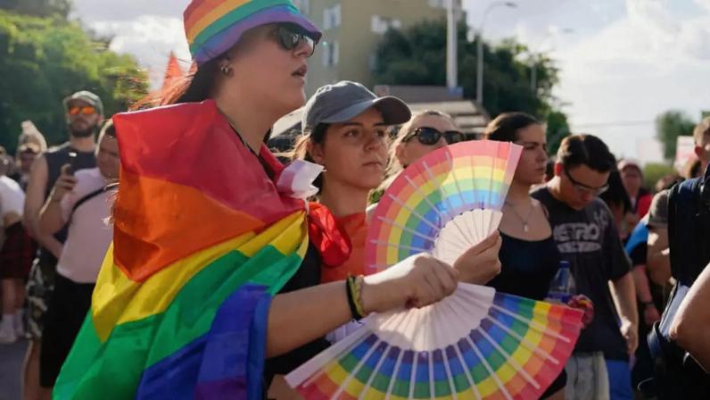 Pessoas participam do Madrid Critical Pride, uma manifestação alternativa criada para protestar contra a apropriação corporativa da celebração institucional do Orgulho em Madri, Espanha, em 28 de junho de 2026.