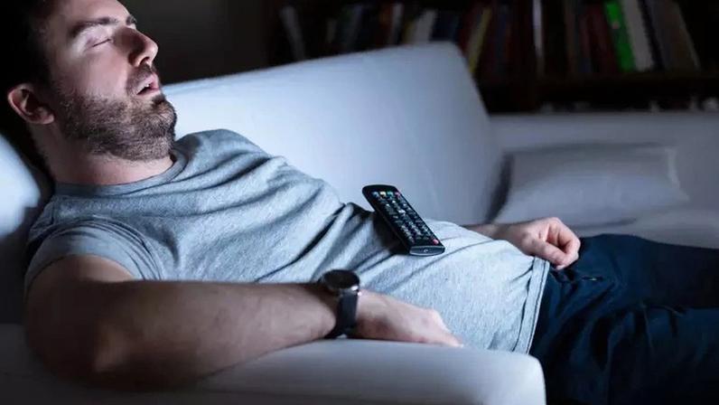 Em muitos casos, quem está ao lado percebe que o discurso não faz sentido ou mistura situações do dia com lembranças antigas. – depositphotos.com / F01photo