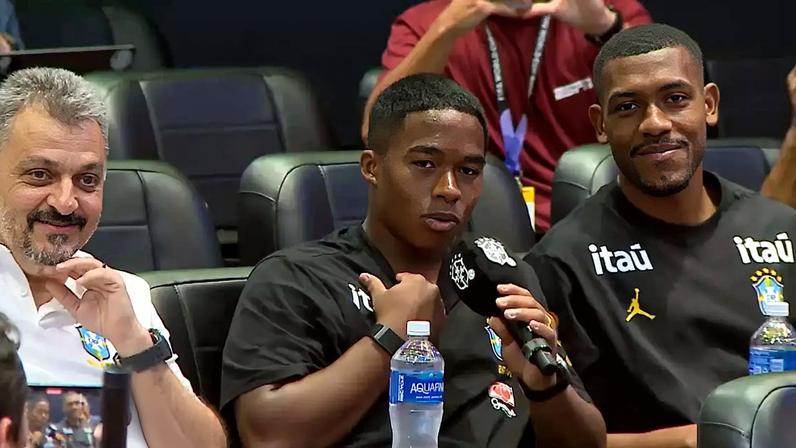 Endrick e Rayan fazem pergunta durante coletiva da Seleção