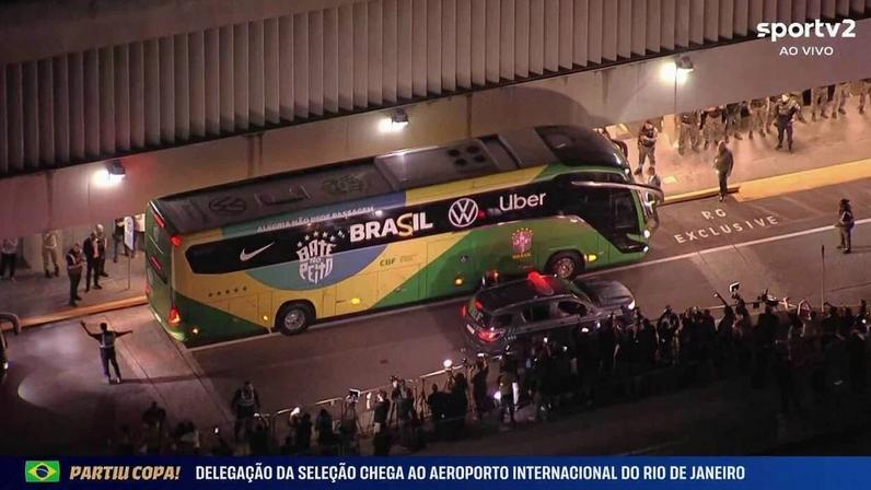 Ônibus da Seleção chega ao Galeão, no Rio de Janeiro