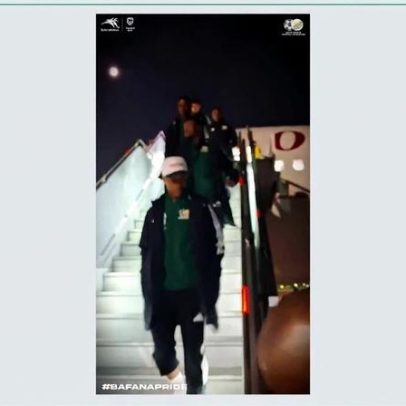 Garoto solitário recebe camisa, autógrafo e fotos com a seleção da África do Sul