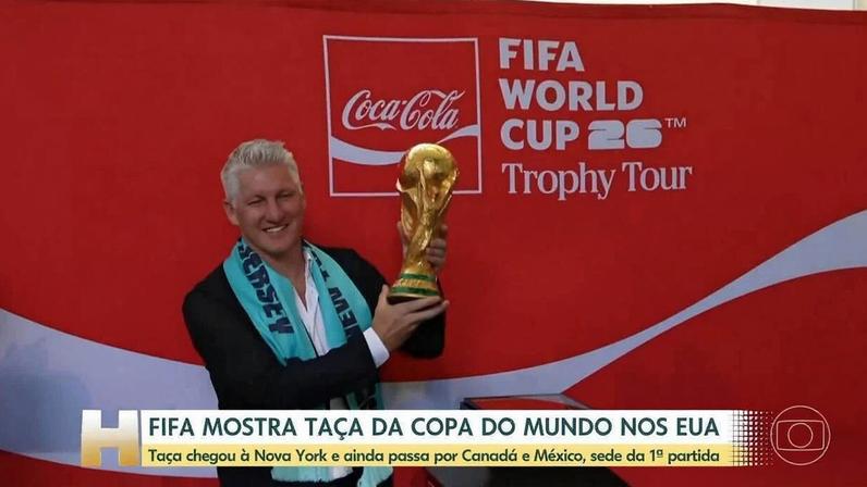 Troféu da Copa do Mundo chega a Nova York com pompa