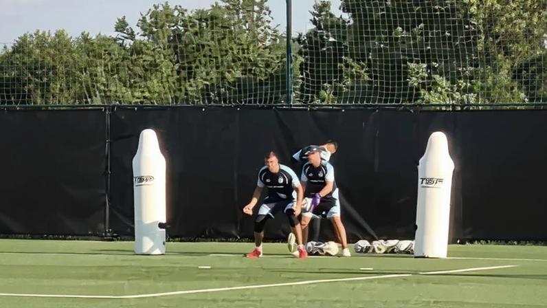 Dibu Martínez inova e faz treino com apenas uma mão na Argentina
