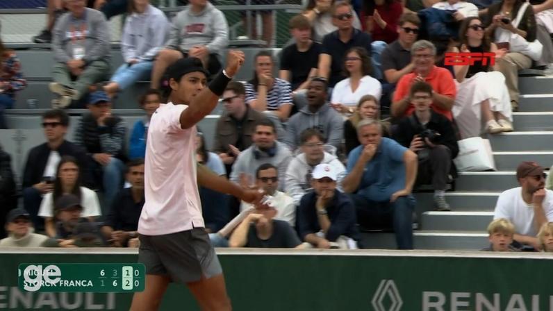 Guto Miguel em ação na semifinal juvenil de Roland Garros — Foto: Tim Clayton/Getty Images