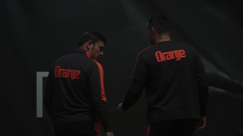 Memphis dá entrada dura em companheiro durante treino da Holanda