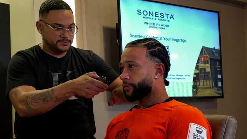 Memphis corta cabelo com barbeiro do Corinthians na concentração da seleção holandesa