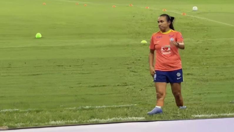 Com Marta, seleção brasileira feminina treina no Castelão