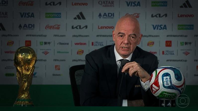 Donald Trump ao lado de Gianni Infantino, presidente da Fifa, no sorteio da Copa — Foto: Getty Images