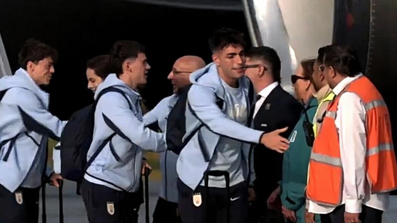 Jogadores do Uruguai desembarcam para a Copa do Mundo