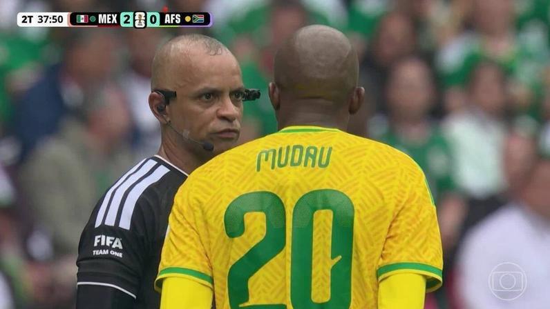 Wilton Pereira Sampaio vai ao VAR para analisar possível expulsão na Copa do Mundo Fifa