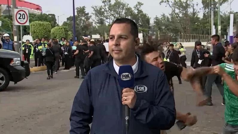 Mexicanos trocam socos atrás de repórter e interrompem entrada ao vivo