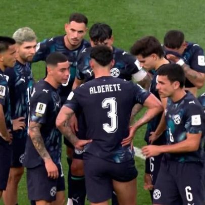 Jogadores do Paraguai se reúnem ainda no gramado após pancada dos EUA