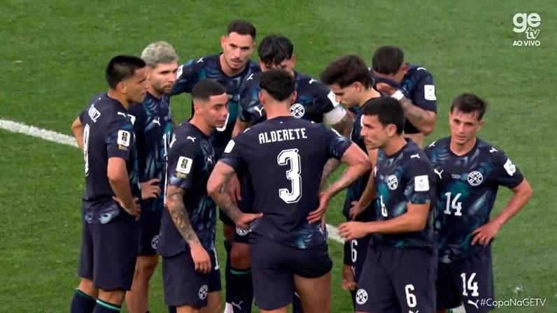 Após sofrerem três gols, paraguaios se reúnem no campo antes de irem aos vestiários