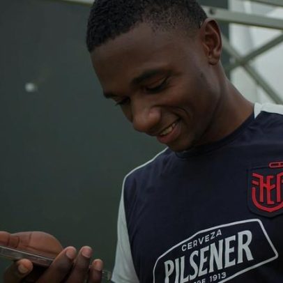 Meia equatoriana descobre nascimento da filha durante preparação para estreia na Copa