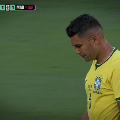 Casemiro recebe amarelo aos 36 minutos do 1º tempo contra o Marrocos