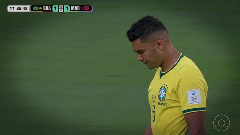 Casemiro recebe amarelo aos 36 minutos do 1º tempo contra o Marrocos