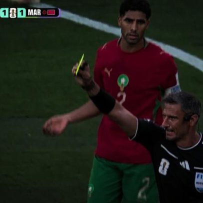 Ibañez recebe cartão amarelo aos 42' do 1º tempo contra o Marrocos