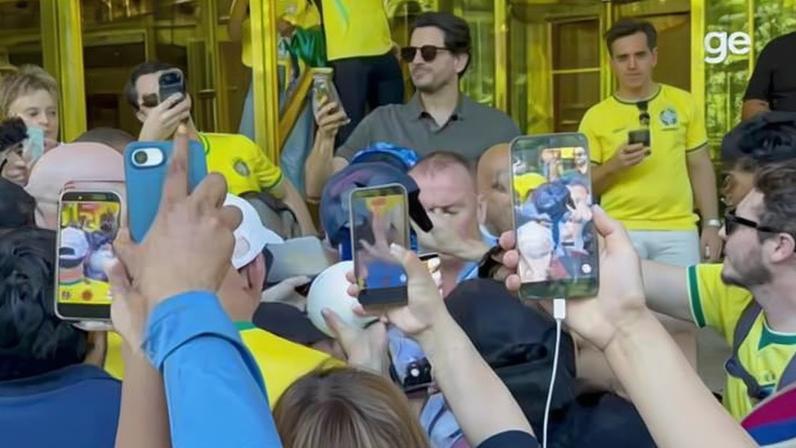 Ronaldinho Gaúcho esbanja estilo, atrai multidão e é tietado por Pogba em estreia do Brasi