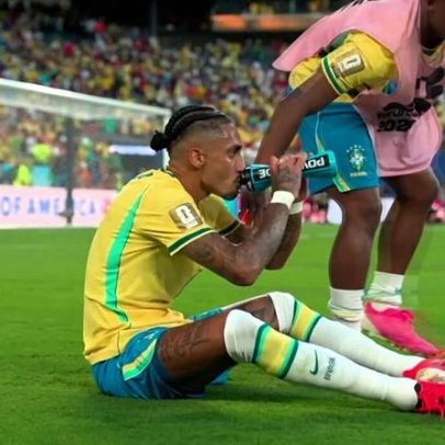 Raphinha é consolado por companheiros após empate do Brasil com Marrocos