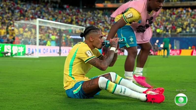 Raphinha é consolado por companheiros após empate do Brasil com Marrocos