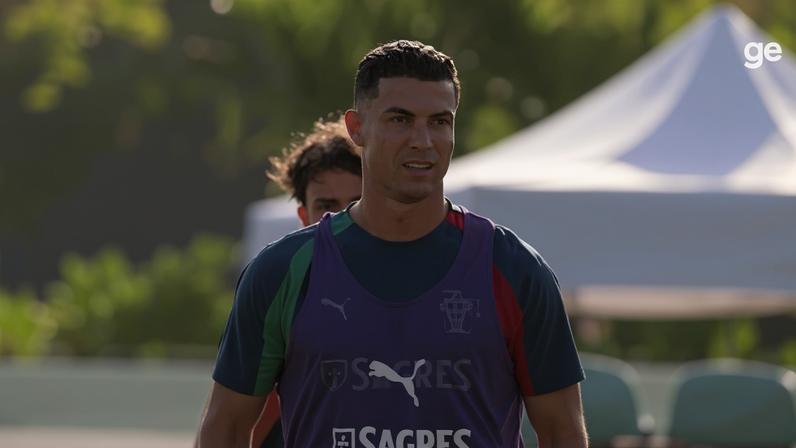 Cristiano Ronaldo acena e faz a alegria da torcida em treinamento de Portugal