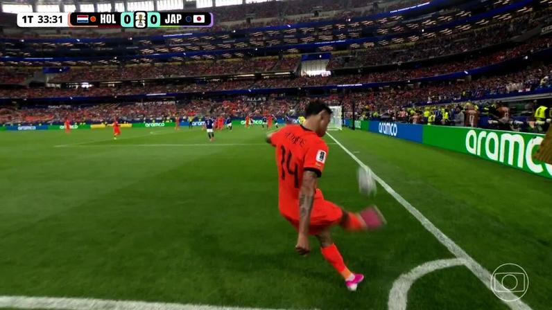 Cabeceio defendido por Malen aos 33 min do 1º tempo Holanda x Japão