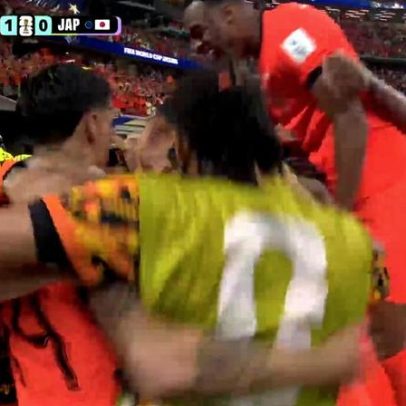Van Dijk faz gol de cabeça aos 5 min do 2º tempo contra o Japão
