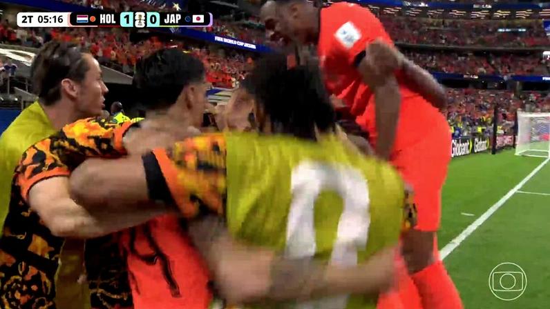 Aos 5 min do 2º tempo - gol de cabeça de Virgil van Dijk da Holanda contra o Japão