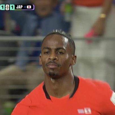 Summerville marca aos 18 min do 2º tempo pela Holanda contra o Japão