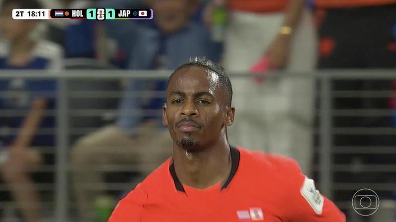 Summerville marca aos 18 min do 2º tempo pela Holanda contra o Japão