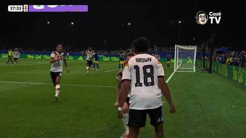 Shaun Evans, à esquerda, faz gesto considerado racista em apresentação de VAR — Foto: Reprodução