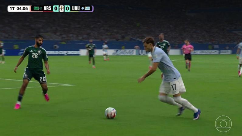 Chute de fora da área aos 4 min do 1º tempo é defendido por Maximiliano Araújo