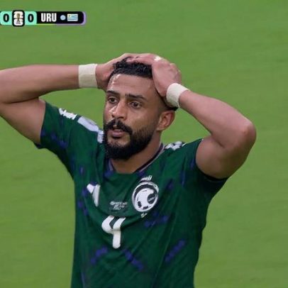 Chute de dentro da área é defendido por Al-Amri aos 37' do 1º tempo contra o Uruguai