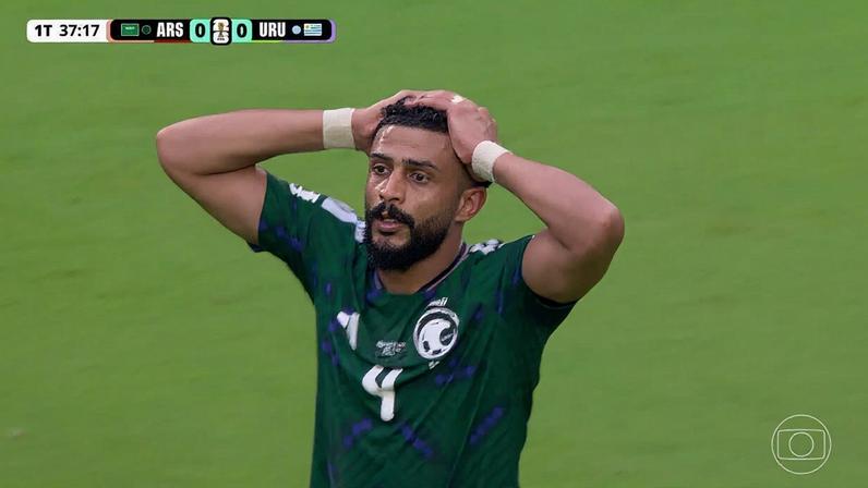Chute de dentro da área é defendido por Al-Amri aos 37' do 1º tempo contra o Uruguai