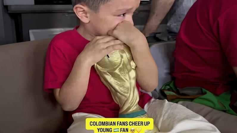 Criança uzbeque chora após gol e é consolada por colombianos