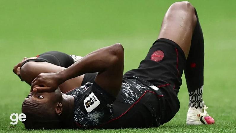 Asim Madibo é consolado após ser expulso em Canadá x Catar — Foto: Jared C. Tilton - FIFA/FIFA via Getty Images
