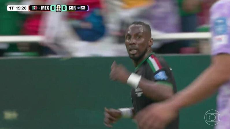 Aos 19 min do 1º tempo - cabeceio defendido de Quiñones do México contra a Coreia do Sul