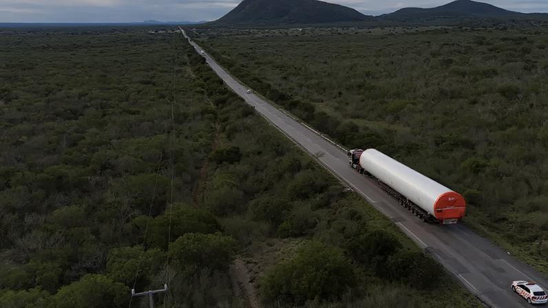 Caminhão leva turbina eólica em estrada de Canudos, na Bahia. (06/05/2023)