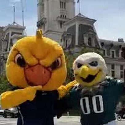 Canarinho Pistola e mascote dos Eagles fazem tour pela Filadélfia