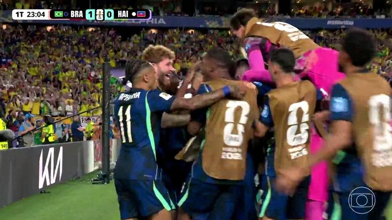 Aos 47 min do 1º tempo - gol de dentro da área de Vini Jr do Brasil contra o Haiti
