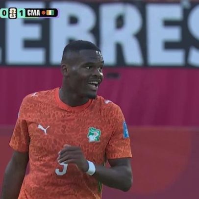 Bonny defende chute de fora da área aos 37 min do 1º tempo contra a Alemanha