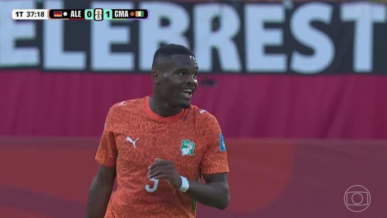 Bonny defende chute de fora da área aos 37 min do 1º tempo contra a Alemanha