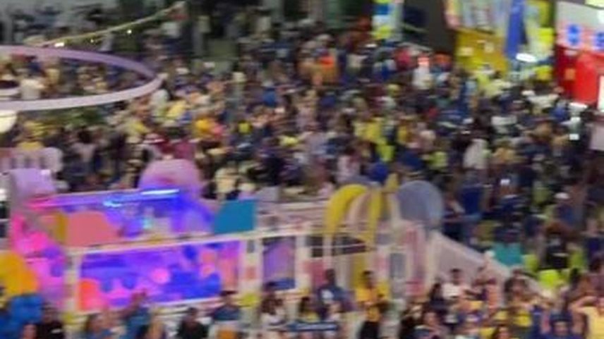 Torcida de Curaçao festeja empate em shopping na capital do país