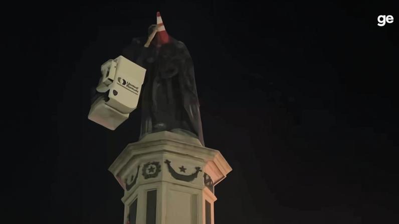 Cones em estátuas são a tradição escocesa que tomou conta de Boston na Copa, com torcedores usando até guindastes para decorar monumentos históricos.