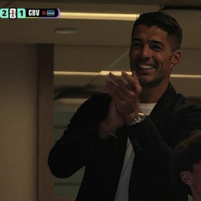 Suárez reage com aplausos, comemoração e frustração em empate do Uruguai