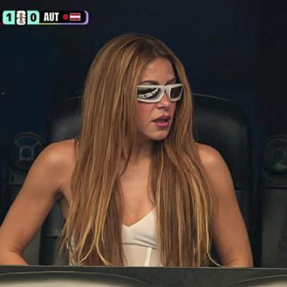 Shakira participa de Argentina x Áustria e recebe beijo do filho