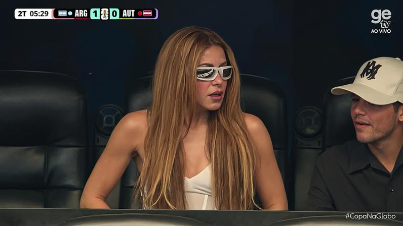 Senhorita Cop do Mundo na área! Shakira marca presença em Argentina x Áustria