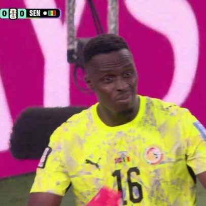 Noruega: cabeceio de Kristoffer Ajer é defendido contra o Senegal aos 2 minutos