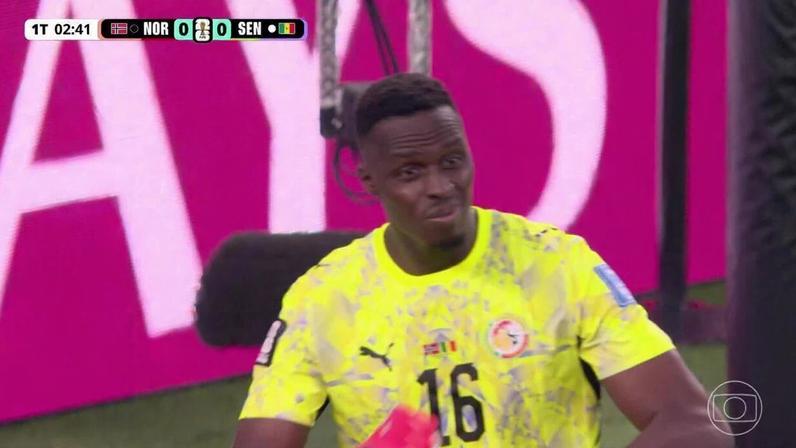 Noruega: cabeceio de Kristoffer Ajer é defendido contra o Senegal aos 2 minutos
